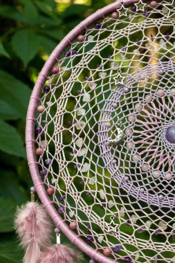 Tüylü, boncuklu ipleri sallanan bir düş kapanı. El yapımı düş kapanı.