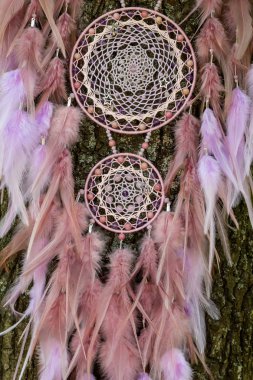 Tüylü, boncuklu ipleri sallanan bir düş kapanı. El yapımı düş kapanı.