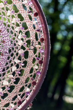 Tüylü, boncuklu ipleri sallanan bir düş kapanı. El yapımı düş kapanı.