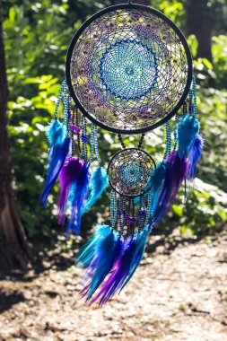 Tüylü, boncuklu ipleri sallanan bir düş kapanı. El yapımı düş kapanı.