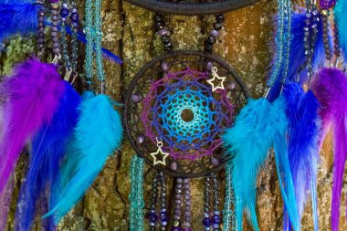 Tüylü, boncuklu ipleri sallanan bir düş kapanı. El yapımı düş kapanı.