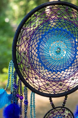 Tüylü, boncuklu ipleri sallanan bir düş kapanı. El yapımı düş kapanı.