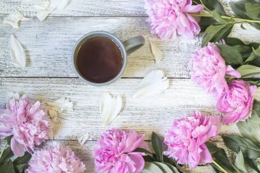 Çay Kupası ve peonies güzel natürmort. Üstten görünüm.