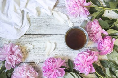 Çay Kupası ve peonies güzel natürmort. Üstten görünüm.