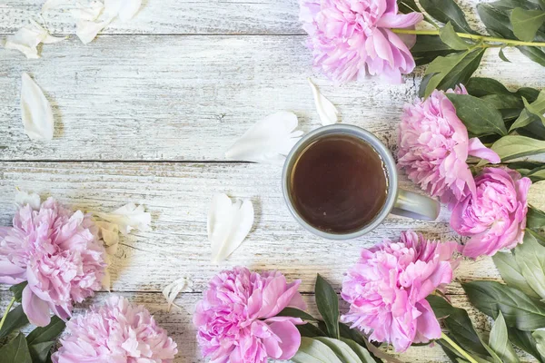 Çay Kupası ve peonies güzel natürmort. Üstten görünüm.
