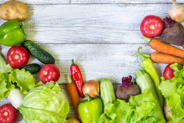 Üstten görünüm sağlıklı gıda arka plan kopya alanı ile. Sağlıklı gıda kavramı ile taze sebze ve yemek pişirmek için malzemeler.