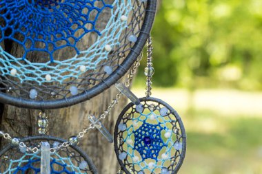 Tüylü, boncuklu ipleri sallanan bir düş kapanı. El yapımı düş kapanı.