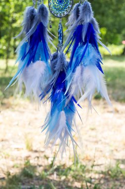 Tüylü, boncuklu ipleri sallanan bir düş kapanı. El yapımı düş kapanı.