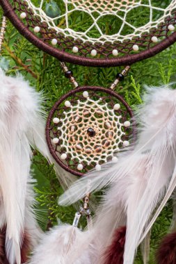 Tüylü, boncuklu ipleri sallanan bir düş kapanı. El yapımı düş kapanı.