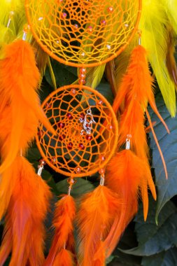 Tüylü, boncuklu ipleri sallanan bir düş kapanı. El yapımı düş kapanı.
