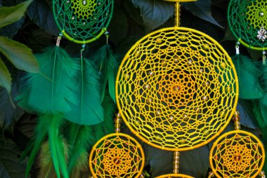 Tüylü, boncuklu ipleri sallanan bir düş kapanı. El yapımı düş kapanı.