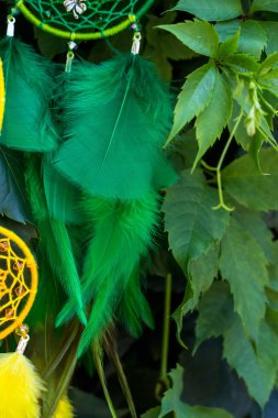 Tüylü, boncuklu ipleri sallanan bir düş kapanı. El yapımı düş kapanı.