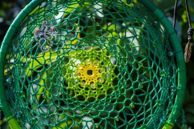 Tüylü, boncuklu ipleri sallanan bir düş kapanı. El yapımı düş kapanı.