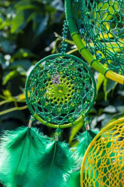 Tüylü, boncuklu ipleri sallanan bir düş kapanı. El yapımı düş kapanı.
