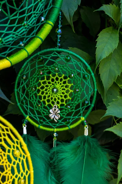 Tüylü, boncuklu ipleri sallanan bir düş kapanı. El yapımı düş kapanı.