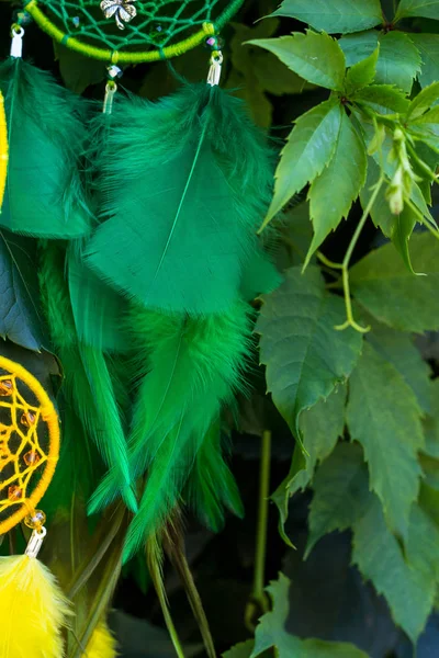 Tüylü, boncuklu ipleri sallanan bir düş kapanı. El yapımı düş kapanı.