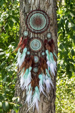 Tüylü, boncuklu ipleri sallanan bir düş kapanı. El yapımı düş kapanı.