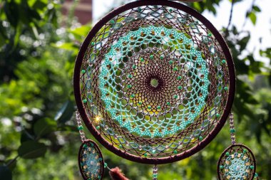 Tüylü, boncuklu ipleri sallanan bir düş kapanı. El yapımı düş kapanı.