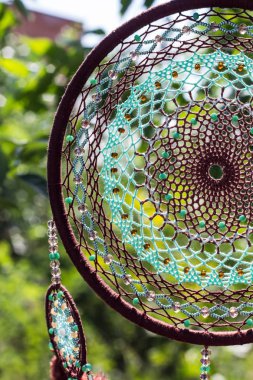 Tüylü, boncuklu ipleri sallanan bir düş kapanı. El yapımı düş kapanı.