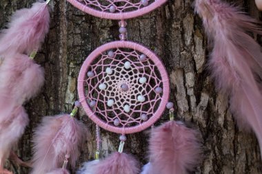 Tüylü, boncuklu ipleri sallanan bir düş kapanı. El yapımı düş kapanı.