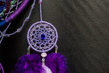 Tüylü, boncuklu ipleri sallanan bir düş kapanı. El yapımı düş kapanı.