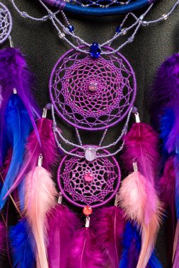 Tüylü, boncuklu ipleri sallanan bir düş kapanı. El yapımı düş kapanı.