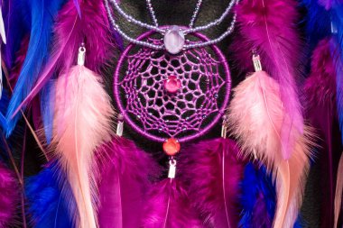 Tüylü, boncuklu ipleri sallanan bir düş kapanı. El yapımı düş kapanı.