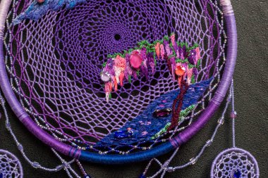 Tüylü, boncuklu ipleri sallanan bir düş kapanı. El yapımı düş kapanı.