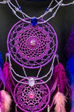 Tüylü, boncuklu ipleri sallanan bir düş kapanı. El yapımı düş kapanı.