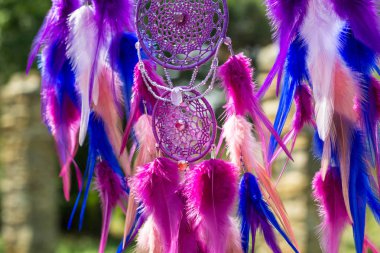 Tüylü, boncuklu ipleri sallanan bir düş kapanı. El yapımı düş kapanı.