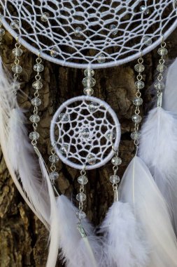 Tüylü, boncuklu ipleri sallanan bir düş kapanı. El yapımı düş kapanı.