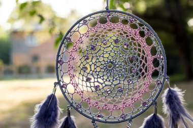 Tüylü, boncuklu ipleri sallanan bir düş kapanı. El yapımı düş kapanı.