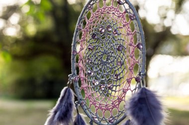 Tüylü, boncuklu ipleri sallanan bir düş kapanı. El yapımı düş kapanı.