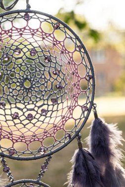 Tüylü, boncuklu ipleri sallanan bir düş kapanı. El yapımı düş kapanı.