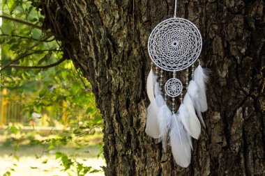 Tüylü, boncuklu ipleri sallanan bir düş kapanı. El yapımı düş kapanı.