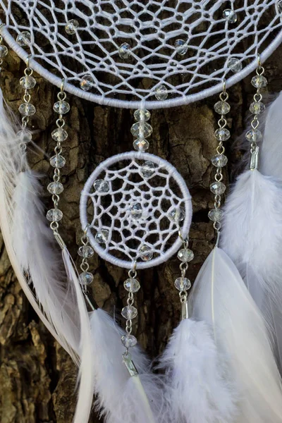 Tüylü, boncuklu ipleri sallanan bir düş kapanı. El yapımı düş kapanı.