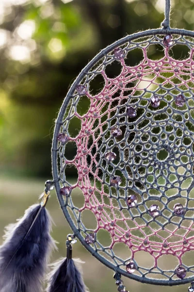 Tüylü, boncuklu ipleri sallanan bir düş kapanı. El yapımı düş kapanı.