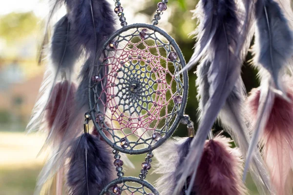 Tüylü, boncuklu ipleri sallanan bir düş kapanı. El yapımı düş kapanı.