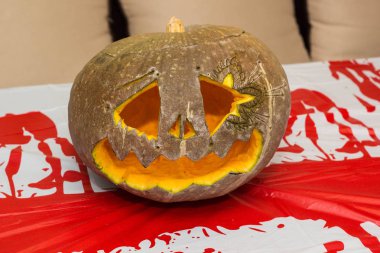 Masadaki tek Halloween balkabağı Jack o fener.