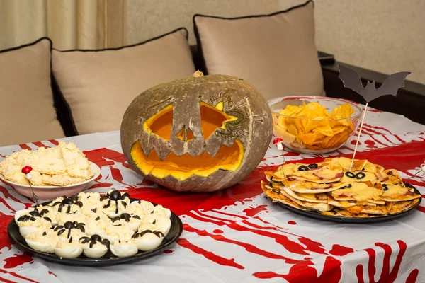 Tabel Ingesteld Voor Halloween Diner Met Pompoen Jack Lantern Snacks — Stockfoto