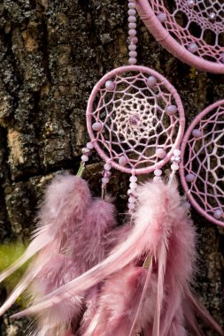 Tüylü, boncuklu ipleri sallanan bir düş kapanı. El yapımı düş kapanı.