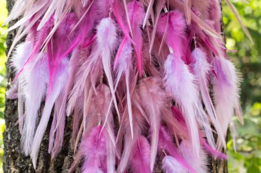 Tüylü, boncuklu ipleri sallanan bir düş kapanı. El yapımı düş kapanı.