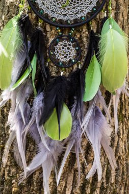 Tüylü, boncuklu ipleri sallanan bir düş kapanı. El yapımı düş kapanı.