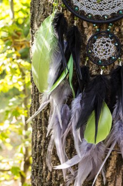 Tüylü, boncuklu ipleri sallanan bir düş kapanı. El yapımı düş kapanı.