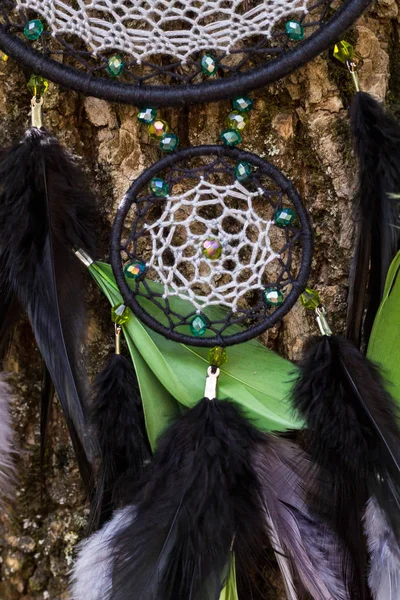 Tüylü, boncuklu ipleri sallanan bir düş kapanı. El yapımı düş kapanı.