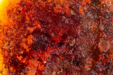 Su soyutlama yüzeyinde yağ lekeleri. Yaratıcı kaba dokulu arka plan.