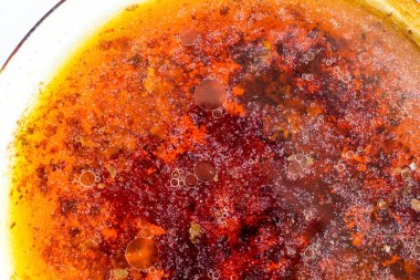 Su soyutlama yüzeyinde yağ lekeleri. Yaratıcı kaba dokulu arka plan.