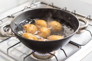 patates gaz hob üzerinde bir tencerede kaynar.