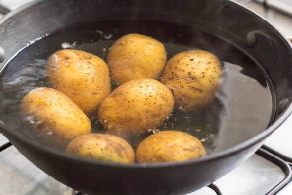 patates gaz hob üzerinde bir tencerede kaynar.