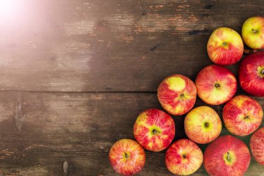 Ahşap masa arka plan üzerinde elma. Taze meyve zemin ile metin, tonda için boş yer